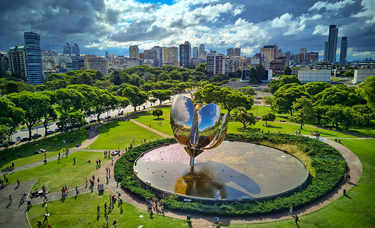 Floralis Generica, Plaza de las Naciones Unidas, Buenos Aires, A beautiful silver flower sculpture, Plaza de las Naciones Unidas, Buenos Aires